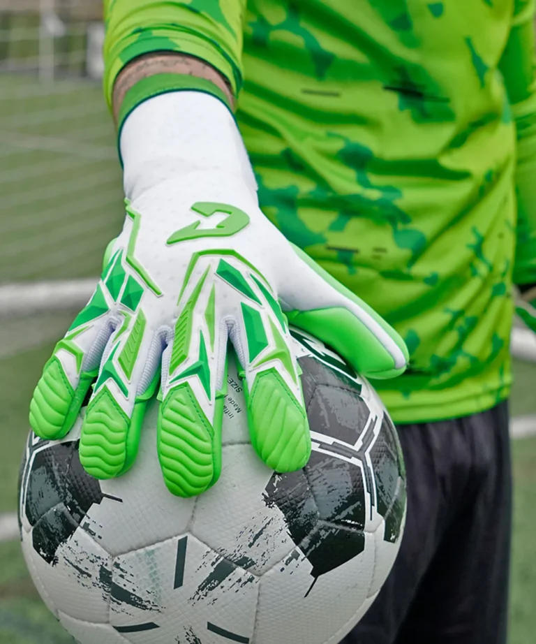 Profi-Torwarthandschuhe mit Extra Grip bei Regen: der Vivor in Grün - nur bei Catch and Keep