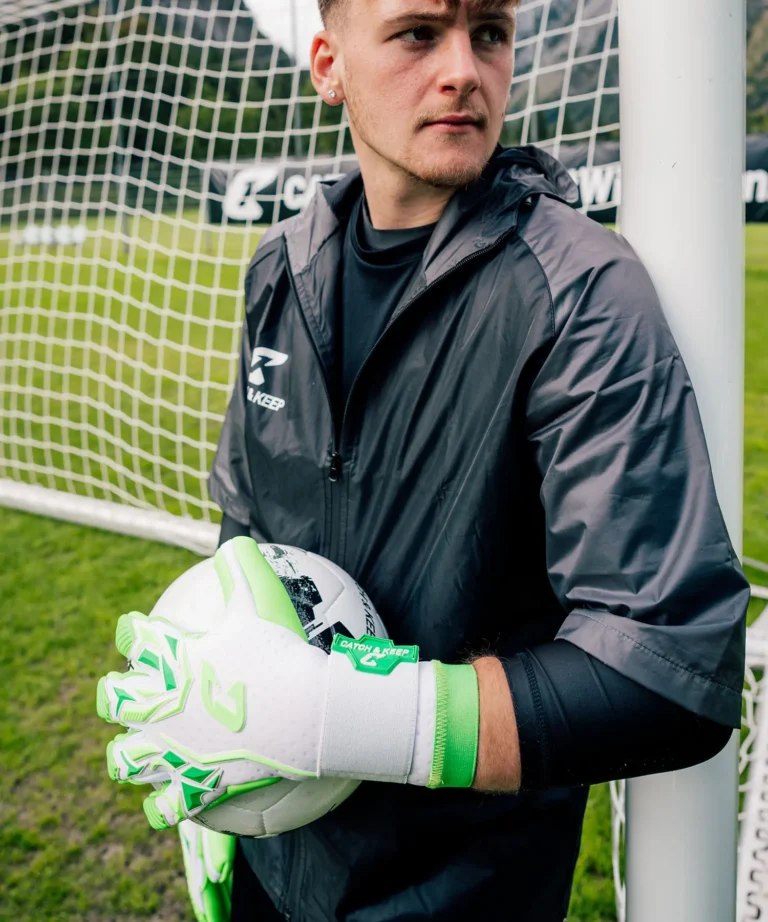 Profi-Torwarthandschuhe mit Extra Grip bei Regen: der Vivor in Grün - nur bei Catch and Keep