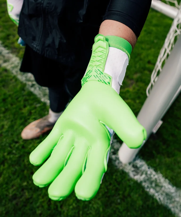 Profi-Torwarthandschuhe mit Extra Grip bei Regen: der Vivor in Grün - nur bei Catch and Keep