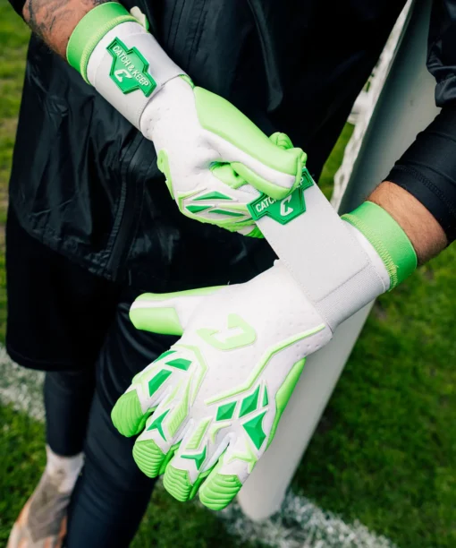 Profi-Torwarthandschuhe mit Extra Grip bei Regen: der Vivor in Grün - nur bei Catch and Keep