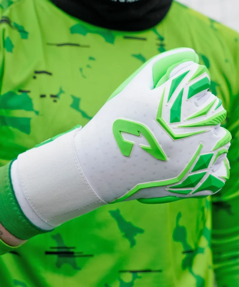 Profi-Torwarthandschuhe mit Extra Grip bei Regen: der Vivor in Grün - nur bei Catch and Keep