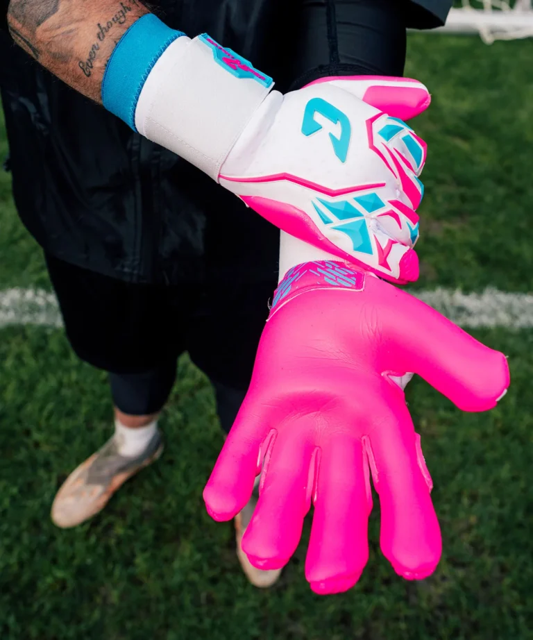 Profi-Torwarthandschuhe mit Extra Grip bei Regen: der Vivor in Pink - nur bei Catch and Keep