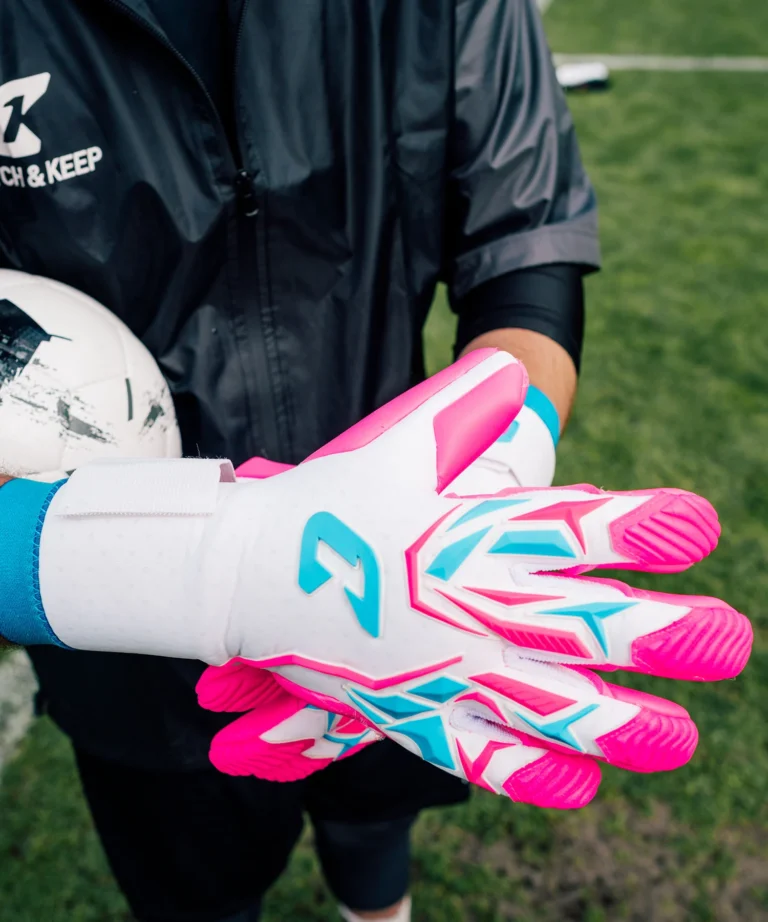 Profi-Torwarthandschuhe mit Extra Grip bei Regen: der Vivor in Pink - nur bei Catch and Keep