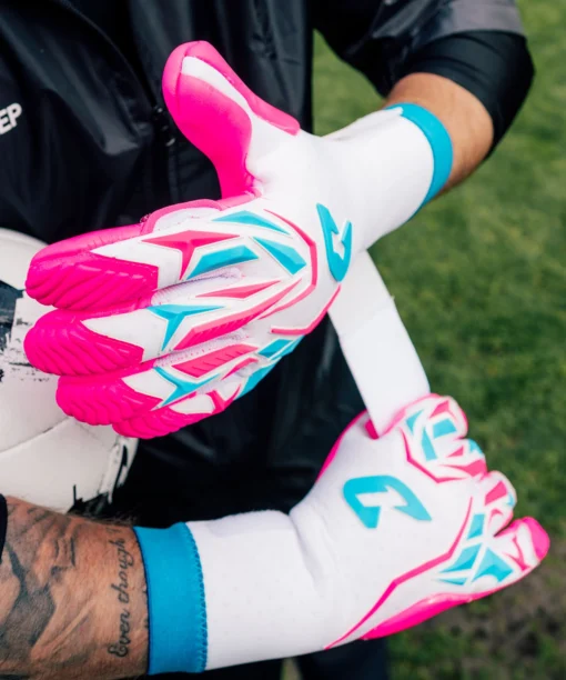 Profi-Torwarthandschuhe mit Extra Grip bei Regen: der Vivor in Pink - nur bei Catch and Keep