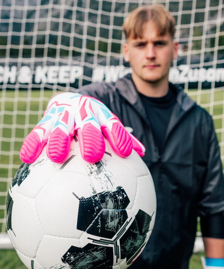 Profi-Torwarthandschuhe mit Extra Grip bei Regen: der Vivor in Pink - nur bei Catch and Keep