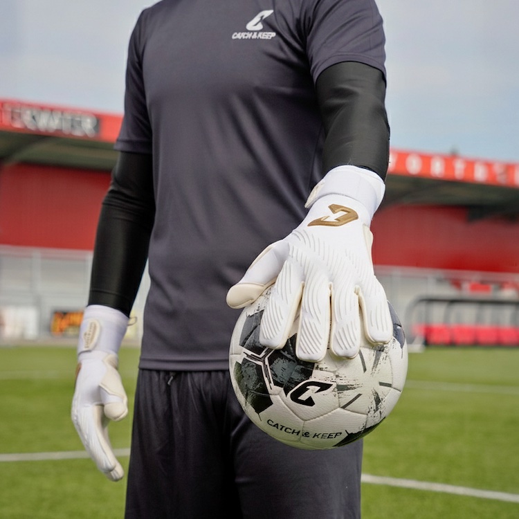 Invictus_White_Gold_Catch_and_Keep_Torwarthandschuhe_weiss_Handschuhe_mit_Grip