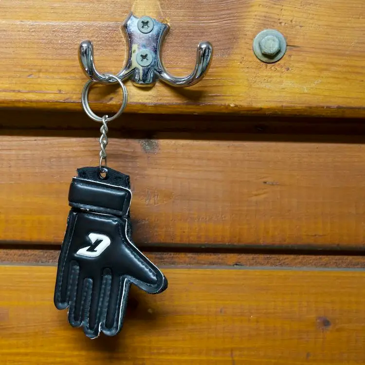 Schluesselanhaenger-schwarzer-Handschuh-Catch-and-Keep-Keeper