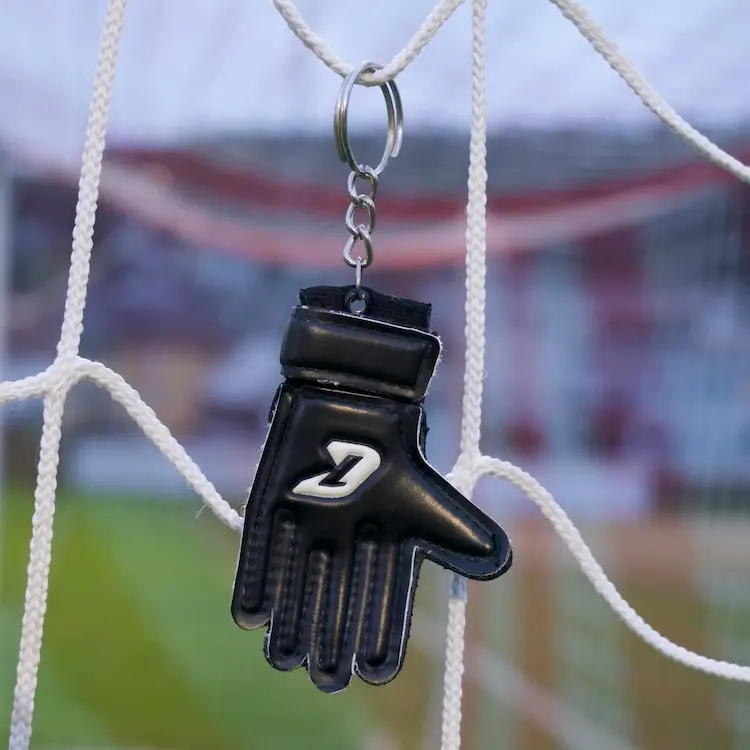 Schluesselanhaenger-schwarzer-Handschuh-Catch-and-Keep-Torhueter