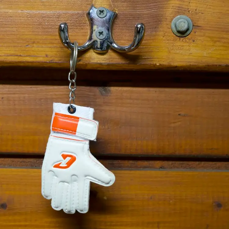 Schluesselanhaenger-weisser-Handschuh-Catch-and-Keep-Keeper