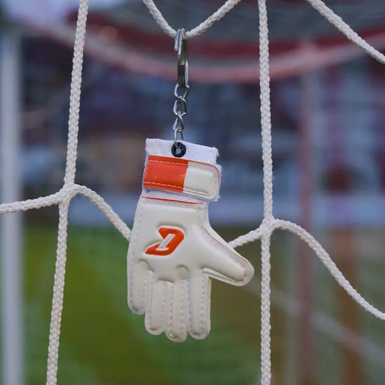 Schluesselanhaenger-weisser-Handschuh-Catch-and-Keep-Torhueter