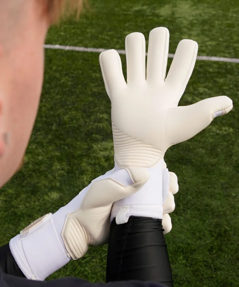 Profi Torwarthandschuhe für Herren in Weiß: der Invictus White - Toller Grip