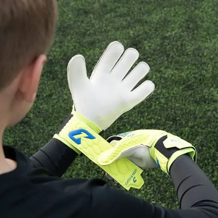 Torwarthandschuhe Kinder in Gelb von Catch and Keep: Die neuen Fly Kids mit 100% Premium Grip