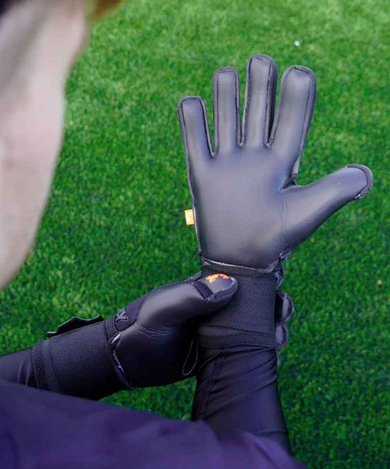 Torwarthandschuhe mit Fingersave in Schwarz für noch mehr Fingerschutz: Der Fly Dark Soul FP