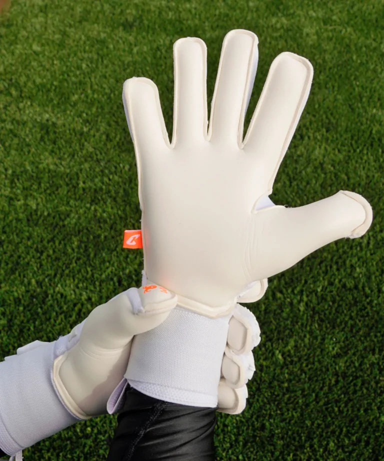 Torwarthandschuhe mit Fingersave in Weiß für noch mehr Fingerschutz: Der Fly White Soul FP