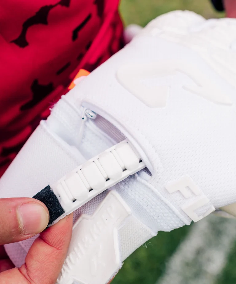 Torwarthandschuhe mit Fingersave in Weiß für noch mehr Fingerschutz: Der Fly White Soul FP