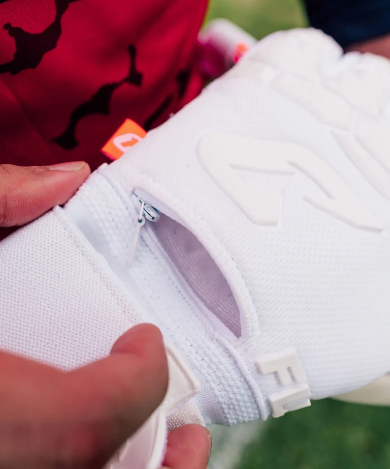 Torwarthandschuhe mit Fingersave in Weiß für noch mehr Fingerschutz: Der Fly White Soul FP