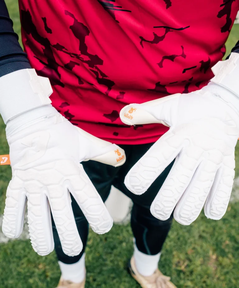 Torwarthandschuhe mit Fingersave in Weiß für noch mehr Fingerschutz: Der Fly White Soul FP