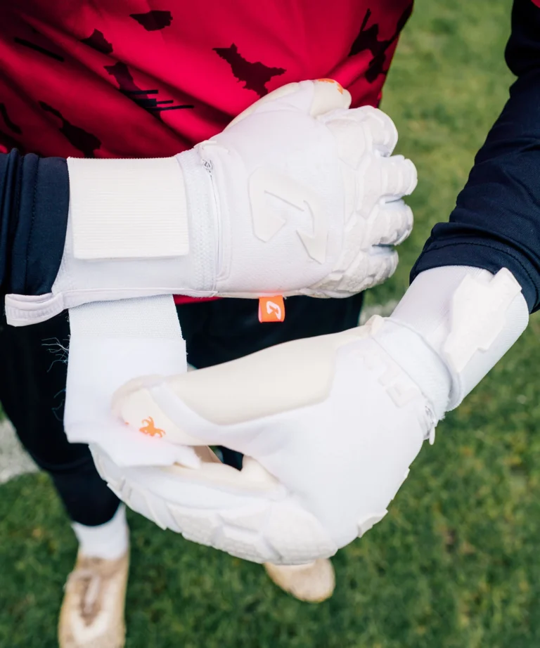 Torwarthandschuhe mit Fingersave in Weiß für noch mehr Fingerschutz: Der Fly White Soul FP