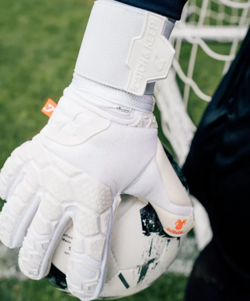 Torwarthandschuhe mit Fingersave in Weiß für noch mehr Fingerschutz: Der Fly White Soul FP