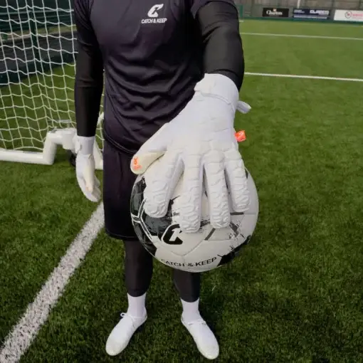 Torwarthandschuhe mit Fingersave in Weiß für noch mehr Fingerschutz: Der Fly White Soul FP