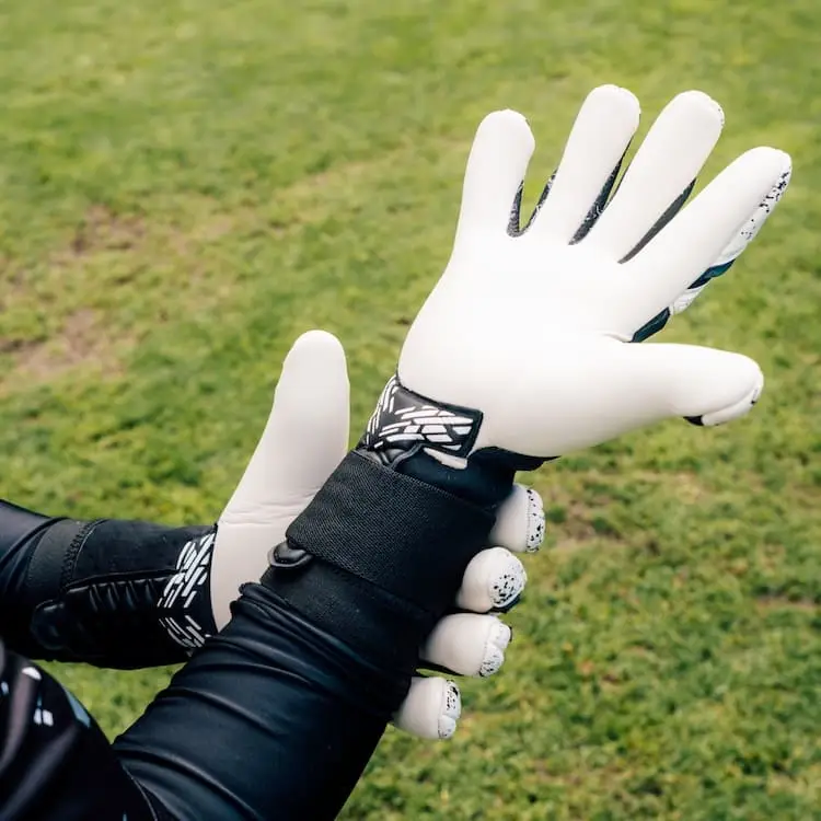 Pulse X Black Catch and Keep Torwarthandschuhe 2