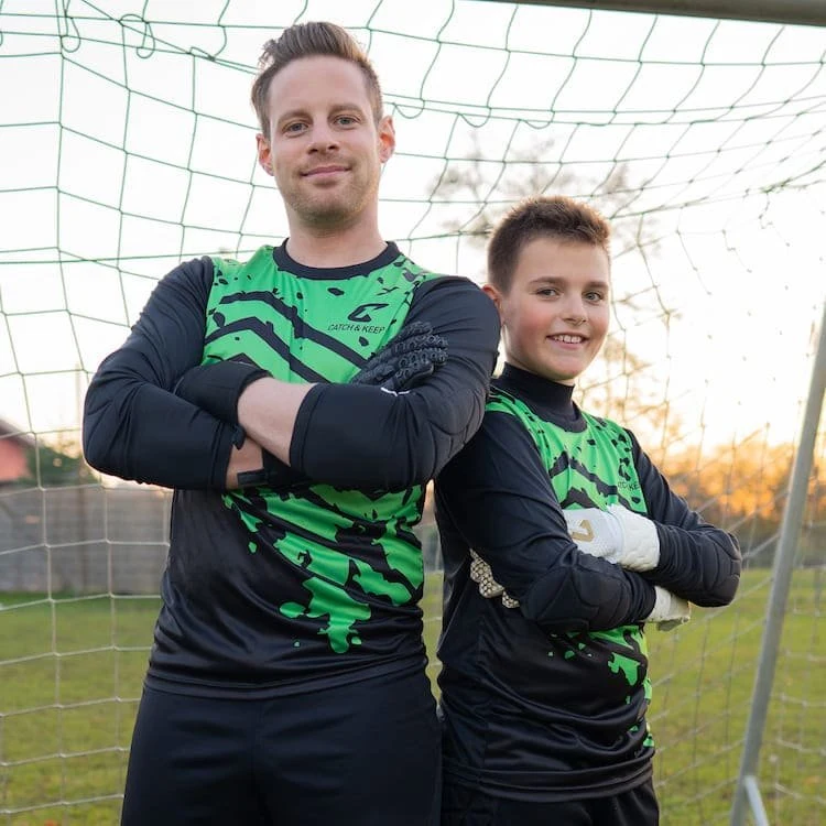 Torwart im grünen Catch & Keep Torwarttrikot
