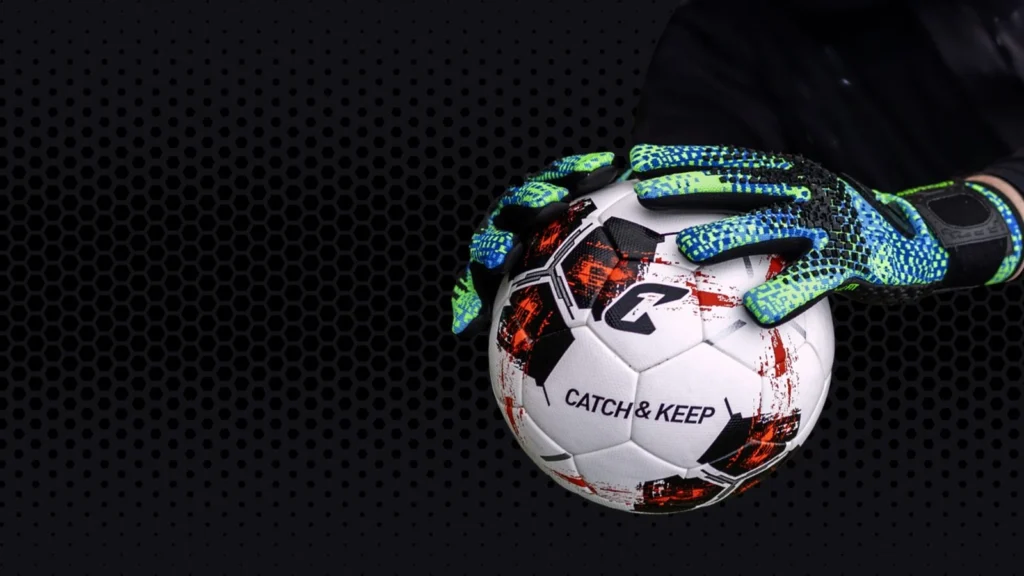 Torwart fängt den Ball sicher mit Catch & Keep Torwarthandschuhen