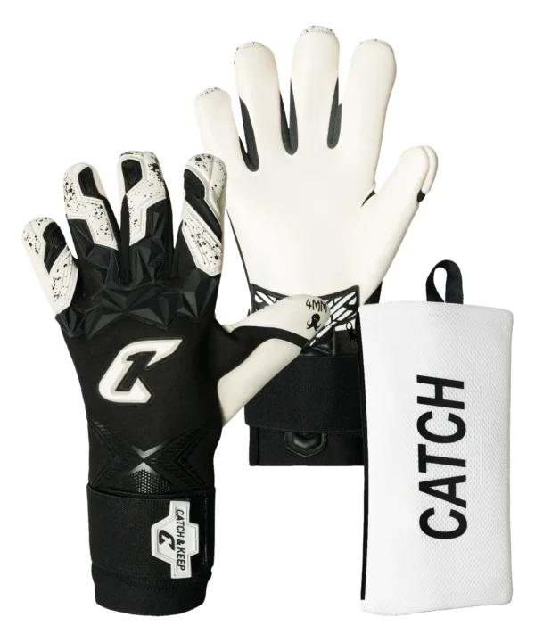Catch & Keep Torwarthandschuh Pulse X in Schwarz – Rückhand und Innenhand neben weißem CATCH-Beutel