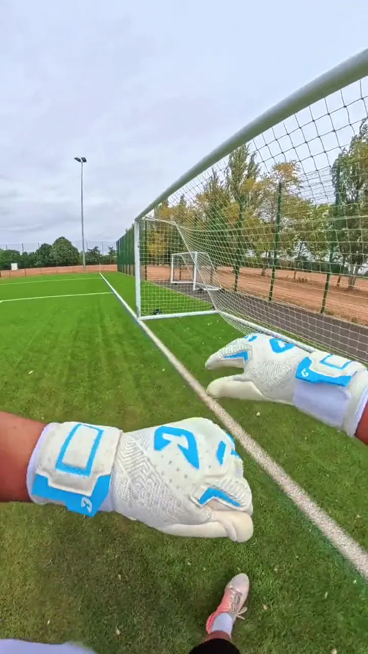 Fly Vault White Blue in Aktion – Catch & Keep Torwart-Video