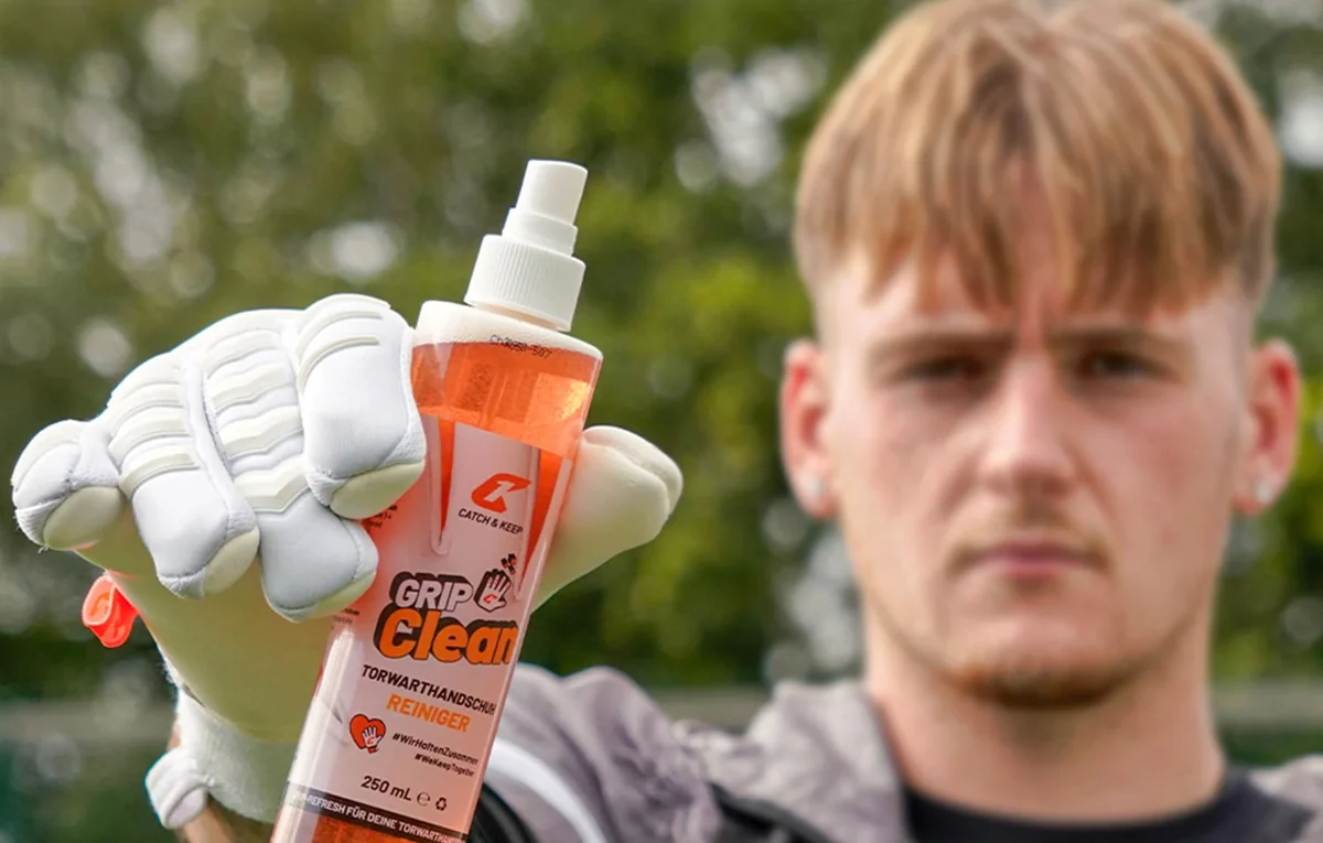 Torwart zeigt den Handschuhreiniger Grip Clean von Catch & Keep