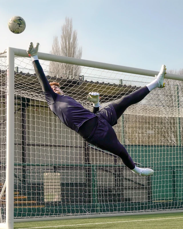 Wer weiß, wie man sauber hält, trägt Weiß.
Those who know how to keep it clean, wear white.😏🧤

#AllWhiteGloves #CatchAndKeep #KeeperStyle