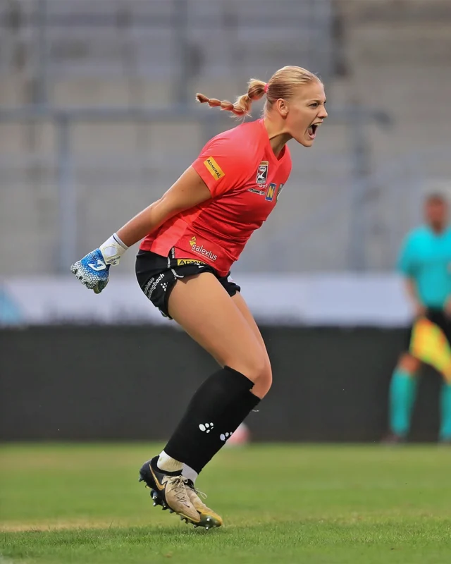 🔥 WOMEN. POWER. PRO. 🔥
Was haben Larissa Rusek, Cara Bösl und Michèle Tschudin gemeinsam (außer verdammt sicheren Händen in unseren 🧤)? Richtig – erstklassige News zur neuen Saison!

♥️ Larissa – Die Nationalkeeperin Österreichs mit Clean-Sheet-Abo und neuer Heimat: Nächste Saison in der 1. Bundesliga beim Aufsteiger 1. FC Nürnberg.
❤️ Cara – Mit Union Berlin Geschichte geschrieben und den Aufstieg in die 1. Liga klargemacht. Unzähligen Paraden sei dank.
💙 Michèle – Kam, hielt, überzeugte. Viktoria Berlin steigt mit ihr als Gamechanger in die 2. Bundesliga auf.

C&K PRO-Fam. schreibt Geschichte – und wir feiern mit.
💬 Lasst den drei Kämpferinnen ein verdientes 🔥 da – vielleicht kommt ja ein Like zurück…

#CatchAndKeep #WirHaltenZusammen #KeeperinnenMitHerz #CKProFam #EmotionImTor #FemaleGoalkeeper #StolzWieBolle