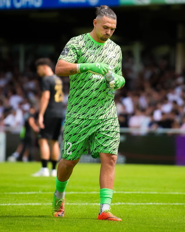 Glove x Kit Combo going CRAZY 😍 #Icon