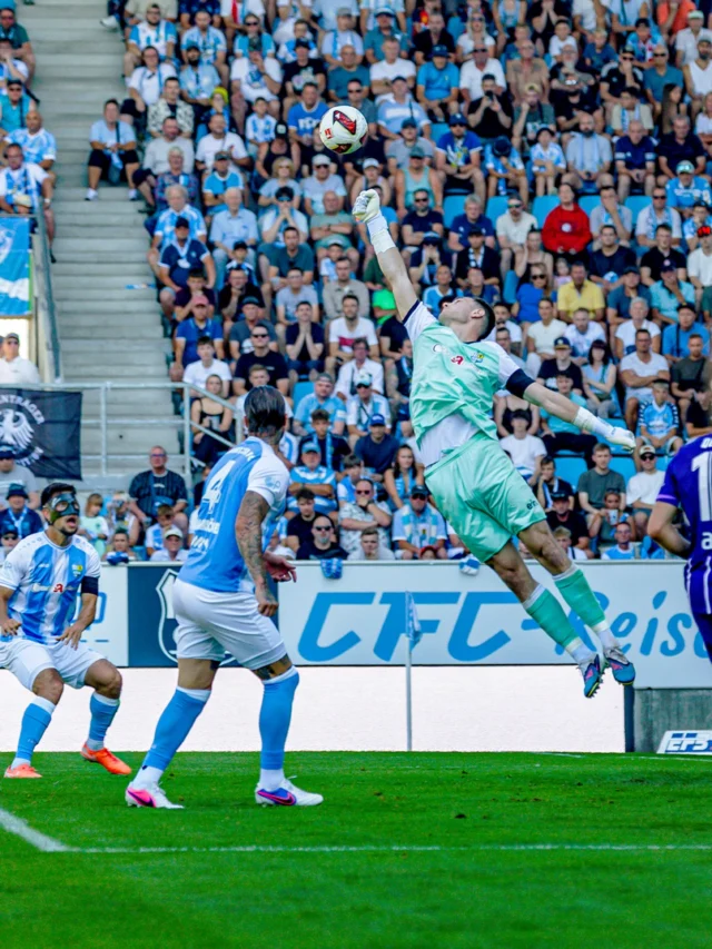🇩🇪 WENN DER BALL NICHT ZU FANGEN IST.

Du findest einen anderen Weg. 🧤

🏴󠁧󠁢󠁥󠁮󠁧󠁿 WHEN THE BALL ISN’T YOURS TO CATCH.

You find another way. 🧤
