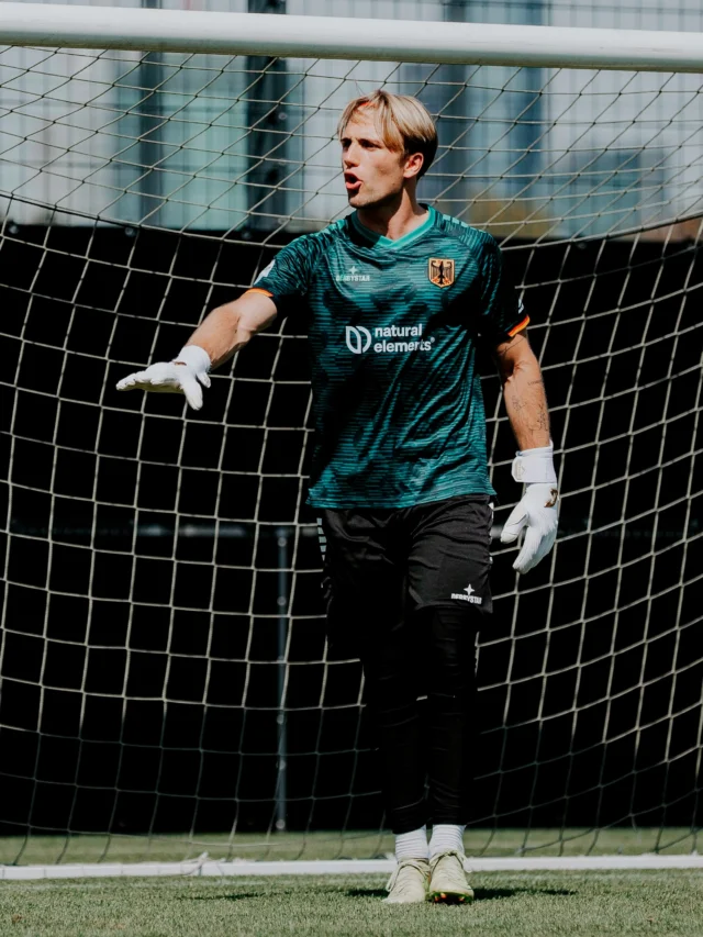 Catch & Keep goes to the world Cup 🇩🇪

Unser Torhüter & Ambassador @niklasandreareichel spielt für Deutschland die Kleinfeld - Weltmeisterschaft 🇩🇪

Wir sind super stolz und freuen uns riesig Teil deiner Reise zu sein.

Wir drücken ganz fest die Daumen,
Wir halten zusammen 🤞
Fam 🫶