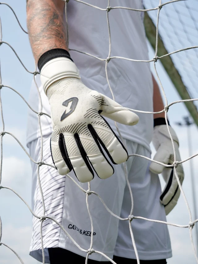 🇩🇪 Die schwierigste Entscheidung des Tages… 👀
Schwarz oder Weiß? 🧤

🏴󠁧󠁢󠁥󠁮󠁧󠁿 The hardest decision of the day… 👀
Black or white NOVA? 🧤