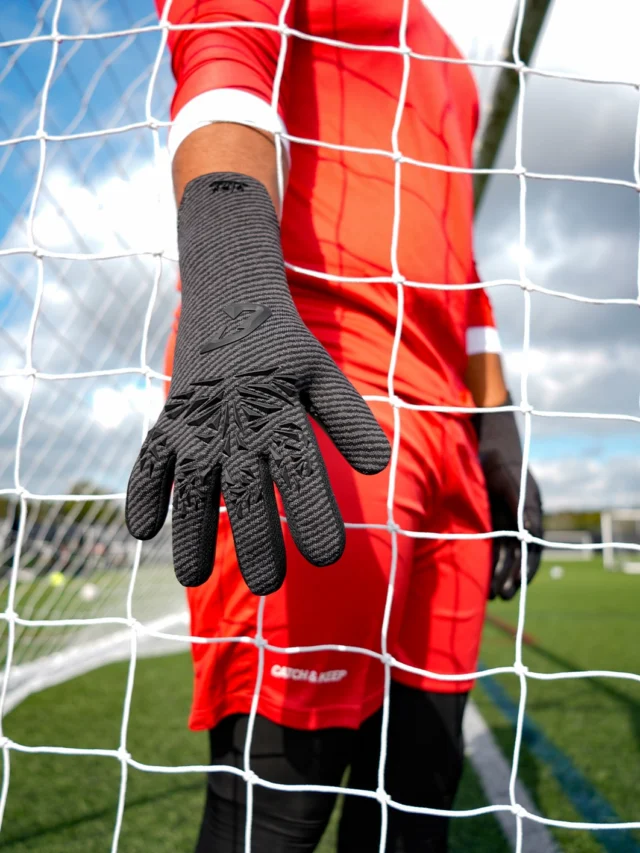 Du willst deinen Handschuh spüren? Dann ist der AERO wahrscheinlich nichts für dich. 😏

Negative Cut. Flexibles Knit. Strapless. Enger Fit, volle Flexibilität und trotzdem stabil am Handgelenk. Second Skin. Just Better. AERO VIRX. 🧤